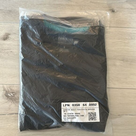 Fabletics Method 2-Pocket Scrub Top Black‎ Small New With Tags - Picture 6 of 7